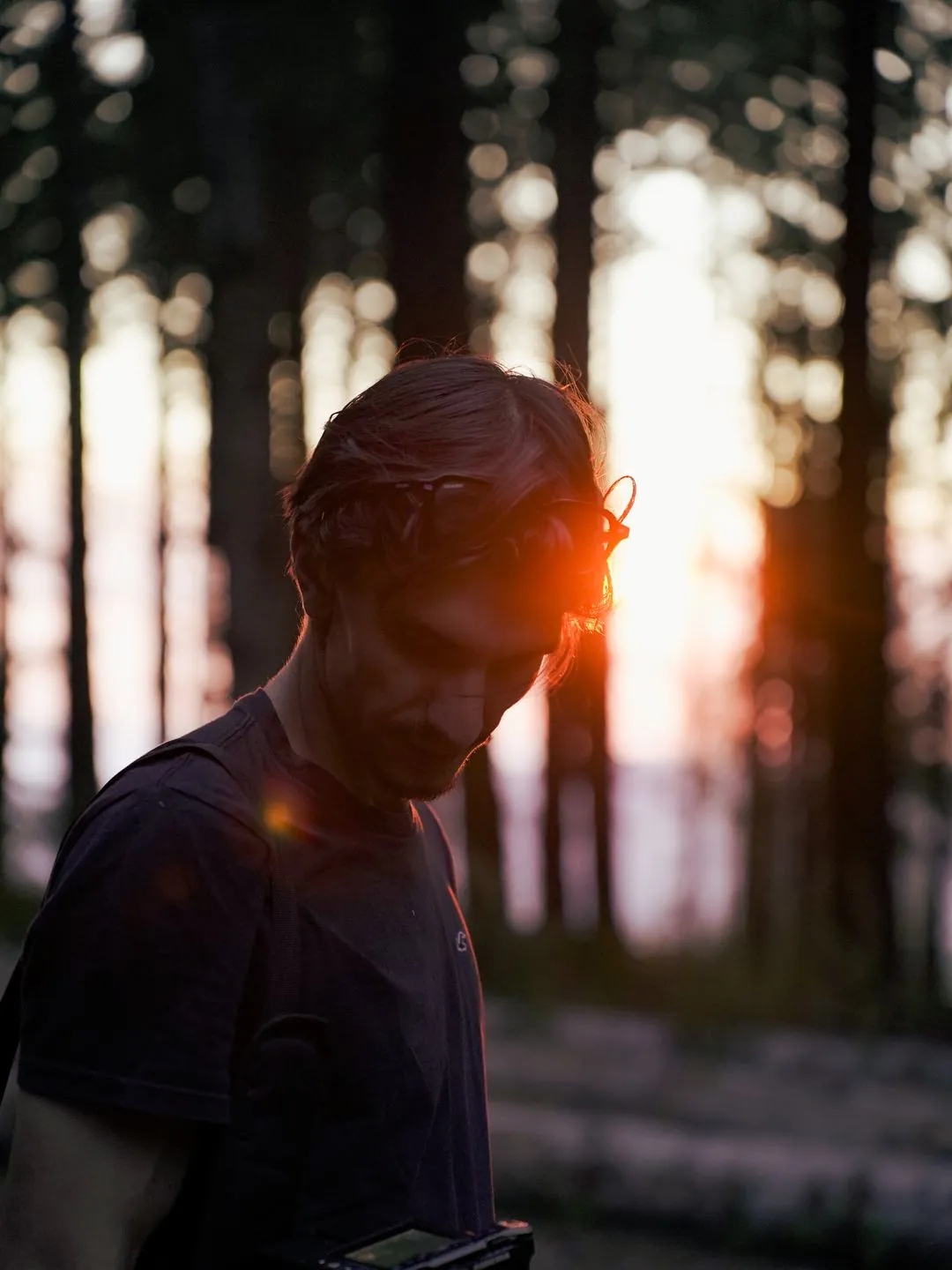 Portrait à contre-jour en forêt, appareil en main